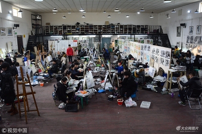 濟(jì)南:藝考將近 美術(shù)考生仍在堅(jiān)持奮戰(zhàn)