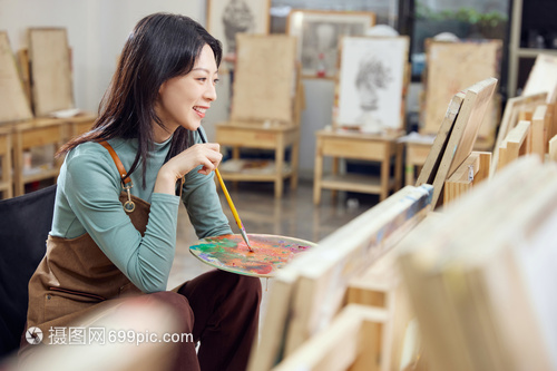 在畫室畫色彩畫的女性