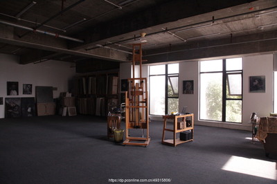 毛進與她的畫室 光影中的藝術紀實